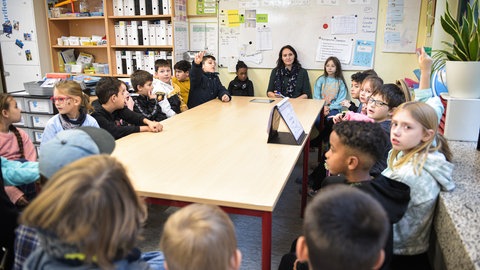 An weiterführenden Schulen wird es wohl auch künftig einen Mangel an Lehrkräften geben. Bildungsexperte Dirk Zorn rät Studierenden für Grundschulpädagik daher, auch diese Weiterqualifikation im Blick zu haben.