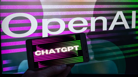 Das Bild zeigt den Software-Namen ChatGPT auf einem Smartphone an. Der Chatbot ChatGPT hat KI für alle nutzbar gemacht.