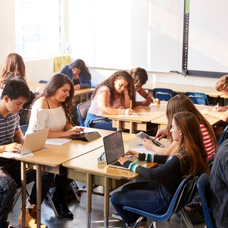 Die Haupt-, Werkreal-, Real- und Gemeinschaftsschule zu einer neuen Sekundarschule zusammenführen - dieses Konzept für eine neue Schulstruktur in Baden-Württemberg hat eine unabhängige Arbeitsgruppe mit Unterstützung der Robert Bosch Stiftung erarbeitet. Symbolbild: Schülerinnen und Schüler sitzen an Tischen, tags: Schulsystem, Baden Württemberg, Sekundarschule