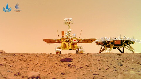 Chinesischer Marsrover Zhurong auf der Marsoberfläche.