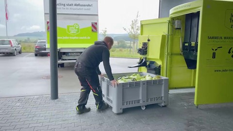 Das gesammelte Alt-Speiseöl wird zur weiteren Verarbeitung abtransportiert.