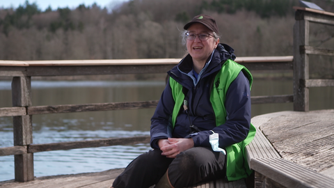 Die Verhaltensbiologin Brigitte Schloegl erforscht auf dem Affenberg in Salem den Geruchssinn von Berberaffen.