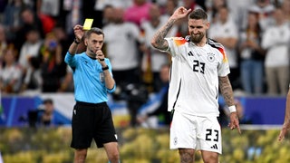 Das Unterbewusstsein entscheidet beim Fussball mit: Eine Studie zeigt, dass die Größe eines Spielers die Entscheidungen von Schiedsrichtern beeinflussen kann. Bild: Fußball Euro 2024: Beim Spiel Deutschland - Schottland zeigte Schiedsrichter Clement Turpin (Frankreich) Robert Andrich (Deutschland) die gelbe Karte.