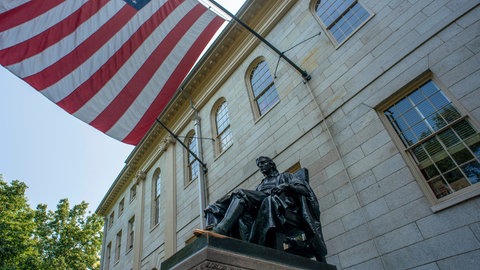 Harvard ist die erste Universität, die sich offiziell gegen die Einschüchterungsversuche der Trump-Regierung wehrt. Wo bleibt der Aufschrei und die Unterstützung dieser Universität, die es offenbar als einzige wagt, die Wissenschaftsfreiheit zu verteidigen?