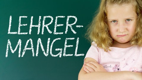 Unter dem Lehrkräftemangel leiden vor allem die Kinder, die mehr Unterstützung brauchen. Mädchen vor Tafel: Lehrermangel