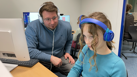 Künstliche Intelligenz gegen den Lehrermangel: Forschende haben ein System entwickelt, das durch KI Verständnisprobleme identifiziert und Lehrkräfte so entlastet.