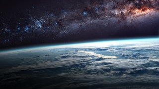 Angst vor Atomwaffen im All: Könnte Russland eine Atombombe zünden? Ein Interview mit dem Physiker und Ex-Astronaut Ulrich Walter für SWR Wissen.