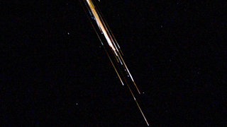 In der Erdatmosphäre verglühender Weltraumschrott. Im All befindet sich viel Weltraumschrott, der irgendwann wieder in die Erdatmosphäre eintritt und verglüht. Am 10. Mai 2025 steht so ein Wiedereintritt bevor. Doch, was da herunterkommt, könnte bis auf den Boden der Erde gelangen – Reste einer mehr als 50 Jahre alten sowjetischen Venussonde.