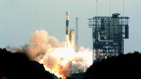 Eine Boeing Delta II-Trägerrakete hebt im November 1998 mit dem Mars Climate Orbiter der NASA ab.