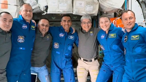Matthias Maurer mit der gesamten Crew auf der ISS