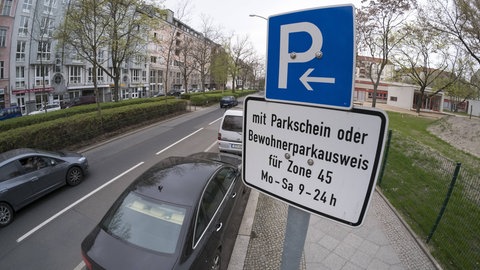 Schild, auf dem steht, dass dort nur Anwohner parken dürfen und mit Parkschein. Scan-Fahrzeug soll Falschparker erkennen.
