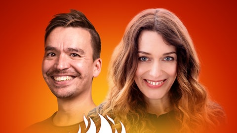 Verena Friederike Hasel und Bob Blume auf dem Podcast-Cover von "Die Schule brennt – Mit Bob Blume"