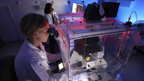 Das Bild zeigt Fluoreszenzmikroskop im Labor.