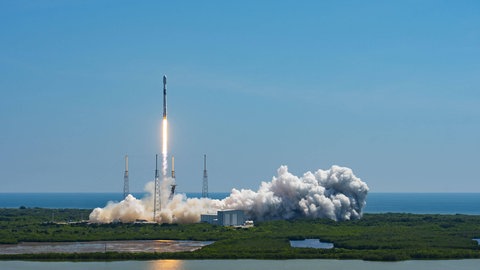 Das neue ESA-Teleskop Euclid ist an Bord einer Falcon-9-Rakete am 01.Juli 2023 gestartet. Sein Ziel: Der 1,5 Millionen Kilometer entfernte Lagrange-Punkt L2.