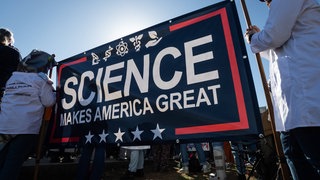 Demonstrierede halten ein Schild auf dem "Science makes America great" steht. Trumps Politik könnte Forschung auch in Baden-Württemberg beeinflussen.