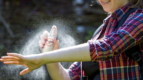 Es gibt im Handel auch diverse Repellents, die Stechmücken von uns fernhalten können. Die sind in der Regel gut wirksam, sollten aber insbesondere im Bereich des Gesichts nur mit Bedacht eingesetzt werden. 