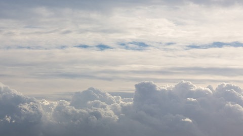 Unwetter mit wechselnden Wolkenbildern, Wind und Wolkenschichten: Die Windrichtung ändert sich mit der Höhe. Grob kann man dabei drei "Stockwerke" unterscheiden. Das "Dachgeschoss" befindet sich 9 bis 12 Kilometer über der Erde. Dort sind vor allem Cirruswolken unterwegs.