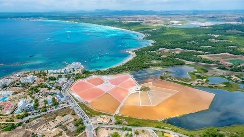 Die Salzkonzentration ist im Mittelmeer überdurchschnittlich hoch, nämlich 38 Gramm pro Liter. Im Atlantik sind es nur 35 Gramm. Das kann wie hier auf Mallorca in den Salines de s'Avall zur Salzgewinnung genutzt werden.