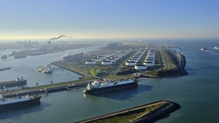 Blick auf das Importterminal für verflüssigtes Erdgas. Mehrere LNG-Schiffe liegen in Rotterdam  Niederlande vor Anker. LNG ist verflüssigtes Erdgas.