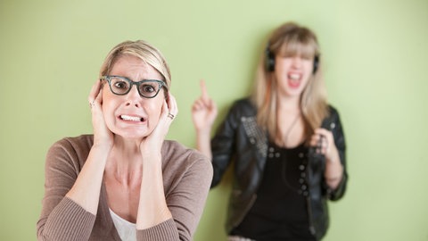 Es gibt wenige Menschen mit einer angeborenen Amusie – die können zum Beispiel keine Melodien erkennen oder wiedergeben. Aber von denen abgesehen können die meisten Menschen schiefe Töne bei anderen durchaus wahrnehmen.