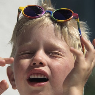 Manche Menschen müssen niesen, wenn sie in die Sonne schauen
