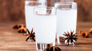 Der griechische Anis-Schnaps Ouzo ist milchig-trüb. Das liegt an den ätherischen Ölen im Anis.