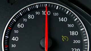 Ein Autotacho steht auf 100. Würde man z.B. auf Tempo 120 beschleunigen, bräuchte man dafür nach dem 2. Newtonschen Geesetz, dem Aktionsprinzip, eine Kraft.