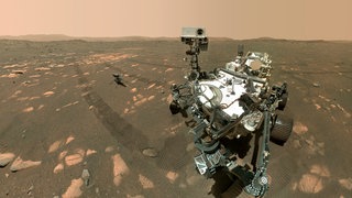 Mars-Rover Perseverance im Vordergrund und den Ingenuity-Hubschrauber etwa 3,9 Meter dahinter. Dieses zusammengesetzte Bild wurde von der WASTON-Kamera am Roboterarm des Rovers aufgenommen. (NASA-Bild vom 6. April 2021)