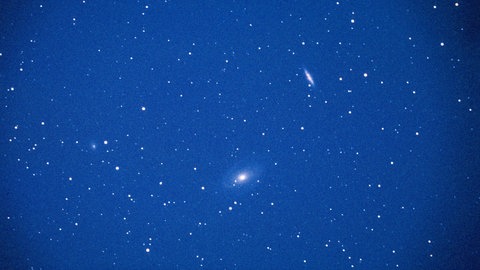 Diffuser Nebel M 8 und Irregulaere Galaxie M 82 (NGC 3034) im Sternenbild Großer Baer