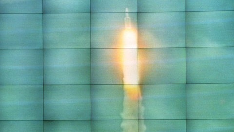 Mehrere hundert Mitarbeiter der Daimler-Benz Aerospace AG erleben am 4.6.1996 auf einer Videoleinwand im Bremer Werk die Explosion beim Erstflug der Ariane 5 in Kourou (Französisch Guyana). 