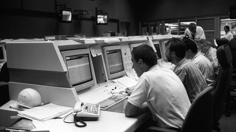 Mitarbeiter an Computern im Kontrollraum der Ariane 5-Trägerrakete im Weltraumbahnhof KourouFranzösisch Guayana.