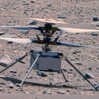 Zu sehen ist der kleine Helikopter Ingenuity auf dem Mars