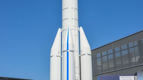 Die europäische Rakete Ariane 6 soll die Nachfolgerin der Ariane 5 werden. Bis sie wirklich einsatzfähig ist, sind allerdings noch einige Testläufe nötig.