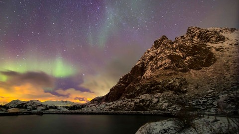 Nordlichter entstehen durch elektrisch aufgeladene Partikel. Diese Sonnenwinde tauchen mit sehr hoher Geschwindigkeit vom All in die oberste Erdatmosphäre ein. 