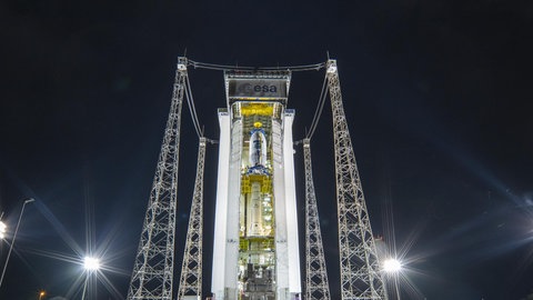 Die Vega-C Rakete vor dem Start in Kourou beleuchtet bei Nacht. Die Rakete steht in der Mobile Gantry, dem fahrbaren Gebäude für die Startvorbereitungen.