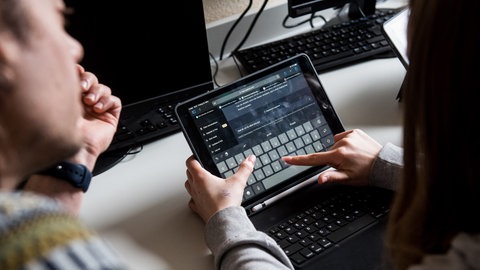 Mit Workshops zum Umgang mit ChatGPT starten manche Schulen eine Bildungsoffensive zum Thema Künstliche Intelligenz.