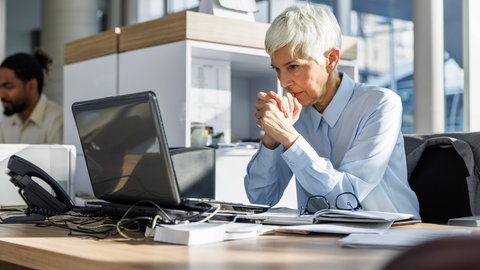 Künstliche Intelligenz kann das Lernen unterstützten und dabei helfen, sich mit Informationen kritisch auseinanderzusetzen. Doch auch dabei ist Vorsicht geboten.