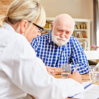 Symbolbild: Ärztin mit Patient im Gespräch