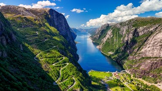 Der Lysefjord in Norwegen mit hoch aufragenden Klippen, üppigem Grün und tiefblauem Wasser. Die Wörter "Fjord" und "Förde" haben den gleichen Ursprung. Trotzdem gibt es in der Geologie Unterschiede. Welche sind das?
