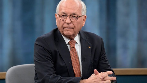 Wolfgang Ischinger: Der Diplomat war Leiter der Münchener Sicherheitskonferenz und lehrt Krisendiplomatie als Honorarprofessor in Tübingen. – Wenn zwei Seiten Krieg gegeneinander führen, betrachten sie sich als Feinde, schießen Raketen aufeinander – und verhandeln doch auch immer wieder. Meist mithilfe von Vermitteln. Wie laufen solche Verhandlungen ab? Wie gehen Vermittler klug vor, um zu Ergebnissen zu kommen? 