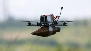 Bewaffnete FPV-Kamikaze-Drohne in Russland: Die Grenzen zwischen militärischen und zivilen Gütern sind fließend: Impfstoff-Knowhow kann für die Herstellung von Biowaffen verwendet, Motoren für Modellflugzeuge können in einer Kampfdrohne verbaut werden. 