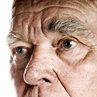 Senior mit einer großen Nase: Wie jedes Körperteil wächst auch die Nase meistens bis zum Ende der Pubertät. Doch bei der Nase ist dann noch nicht Schluss: Sie wird im Alter größer. Die Ursache liegt im Knorpel- und Bindegewebe.