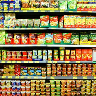 Regal mit Fertiggerichten