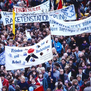 Demo für den Frieden, Antikriegs- und Friedensbewegung gegen die Stationierung von Mittelstreckenraketen in Hamburg und Bremerhaven im Oktober 1983. Was kaum einer ahnte: Die Geheimdienste der DDR und Sowjetunion beeinflussten die Friedensbewegung. 