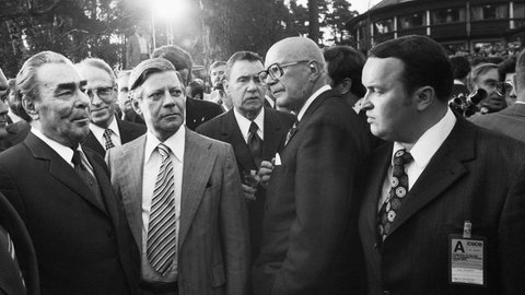 Leonid Breschnew, Helmut Schmidt, Urho Kekkonen: Die OSZE beruht auf der Schlussakte von Helsinki, die 1975 von 35 Staaten unterzeichnet wurde.