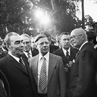 Leonid Breschnew, Helmut Schmidt, Urho Kekkonen: Die OSZE beruht auf der Schlussakte von Helsinki, die 1975 von 35 Staaten unterzeichnet wurde.