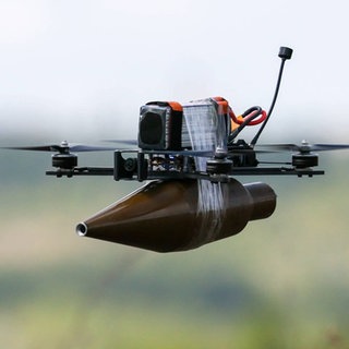 Bewaffnete FPV-Kamikaze-Drohne in Russland: Die Grenzen zwischen militärischen und zivilen Gütern sind fließend: Impfstoff-Knowhow kann für die Herstellung von Biowaffen verwendet, Motoren für Modellflugzeuge können in einer Kampfdrohne verbaut werden.