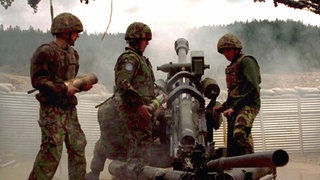 Britische Soldaten der Schnellen Eingreiftruppe feuern am 0.8.1995 vom Berg Igman mit einer 105mm-Kanone auf serbische Stellungen. Die NATO-Luftwaffe hat einen massiven Militärschlag gegen die bosnischen Serben geführt.