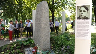 Auf dem Platz der Freiheit in Neuhausen erinnern zwölf schlanke Stelen des Künstlers Wolfram Kastner an Opfer im Widerstand gegen den Nationalsozialismus. Im Bild die Stele für Walter Klingenbeck.