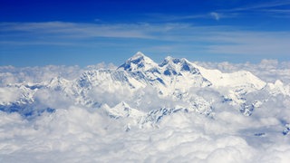 Schneebedeckte Gipfel des 8.848 n hohen Mount Everest im Himalaya: Warum können Berge auf der Erde nicht höher werden als 9.000 Meter?